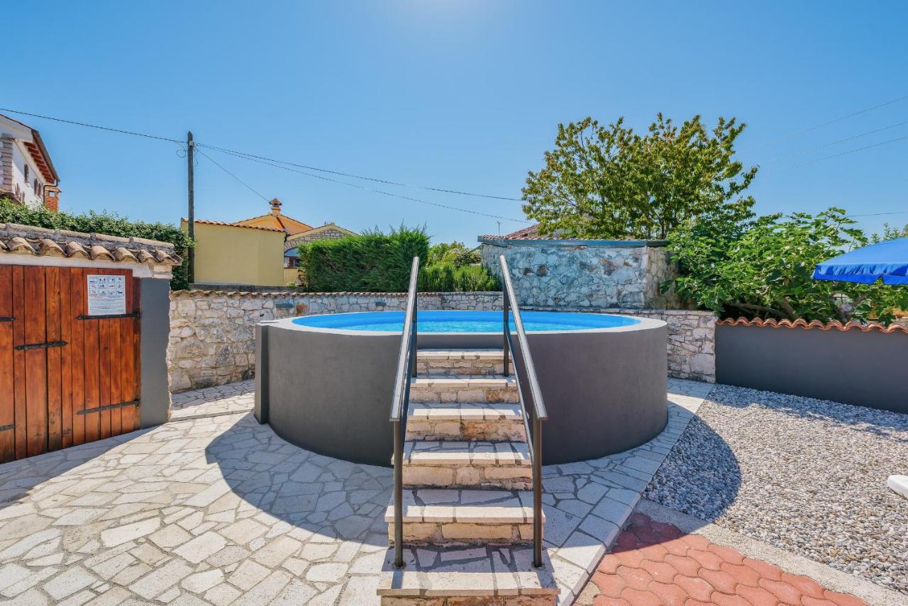 Apartment With Pool Visnjan Exterior photo